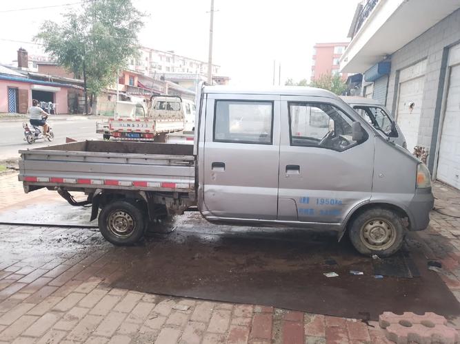 哈飞中意双排小货车(哈飞中意单排厢货)