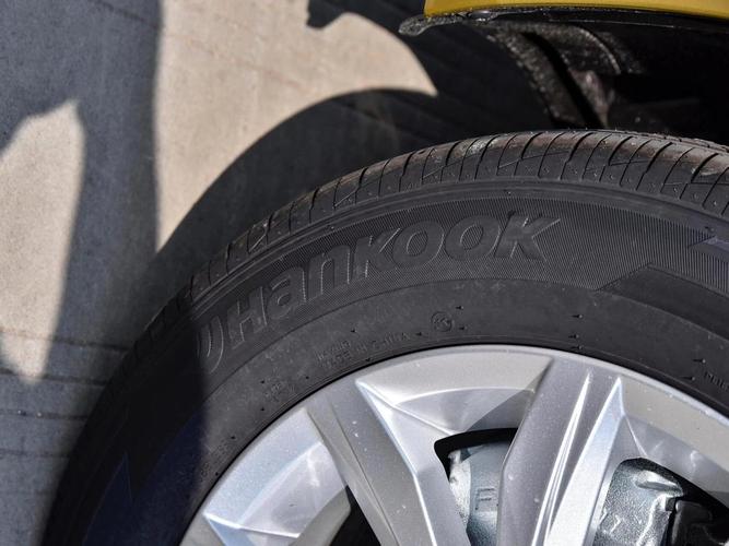 大众polo车型(大众polo车型轮胎寿命有多长啊)